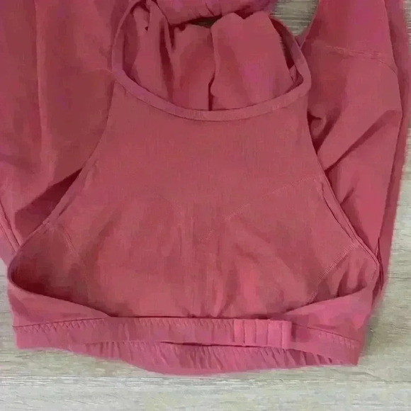 Lululemon tank With built in bra adjustable band - Picture 2 of 4